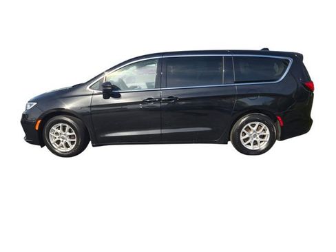 Used 2023 Chrysler Pacifica Touring-L FWD image 7