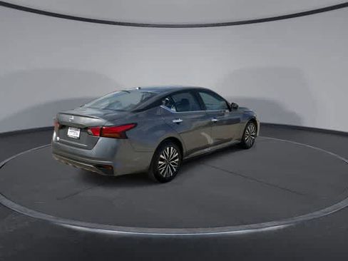 Used 2025 Nissan Altima 2.5 SV FWD image 8