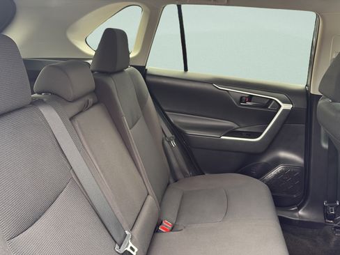 Used 2021 Toyota RAV4 LE AWD/4WD image 18