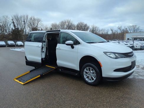 Used 2023 Chrysler Voyager LX FWD image 1
