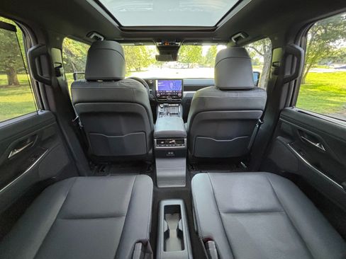 Used 2026 Lexus GX 550 w/ Accessory Package (2T) AWD/4WD image 34