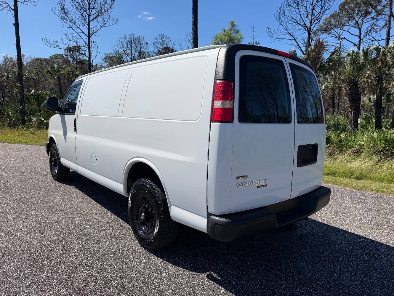 Used 2011 GMC Savana 2500 RWD image 3