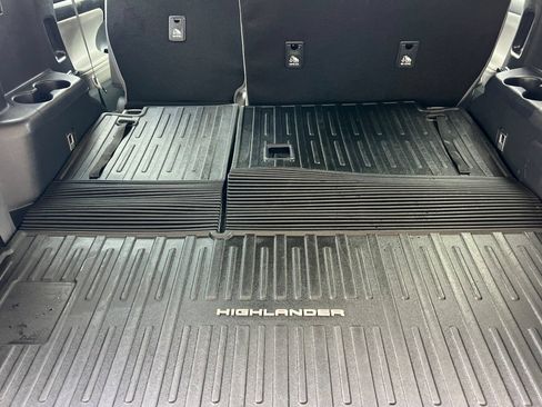 Used 2023 Toyota Highlander XLE AWD/4WD image 16