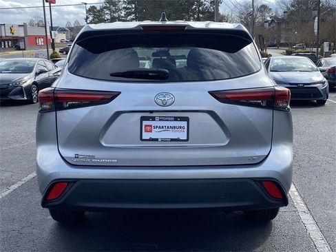 Used 2024 Toyota Highlander LE image 5