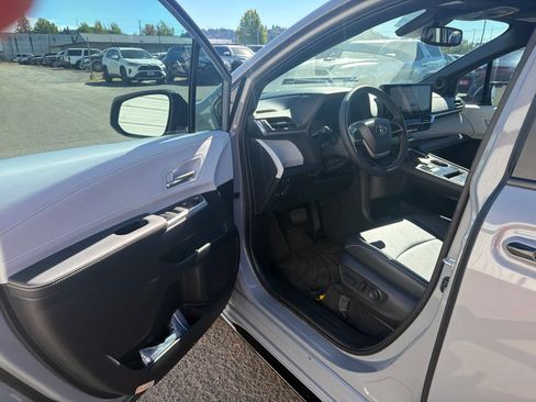 Used 2026 Toyota Sienna XSE AWD/4WD image 12