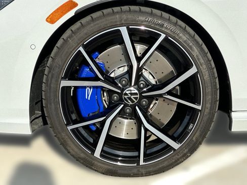 Used 2022 Volkswagen Golf R image 11