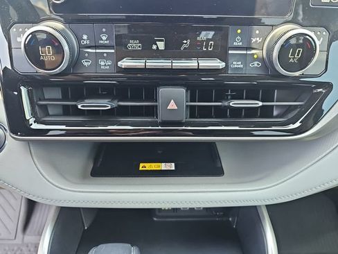 Used 2023 Toyota Highlander XLE FWD image 27