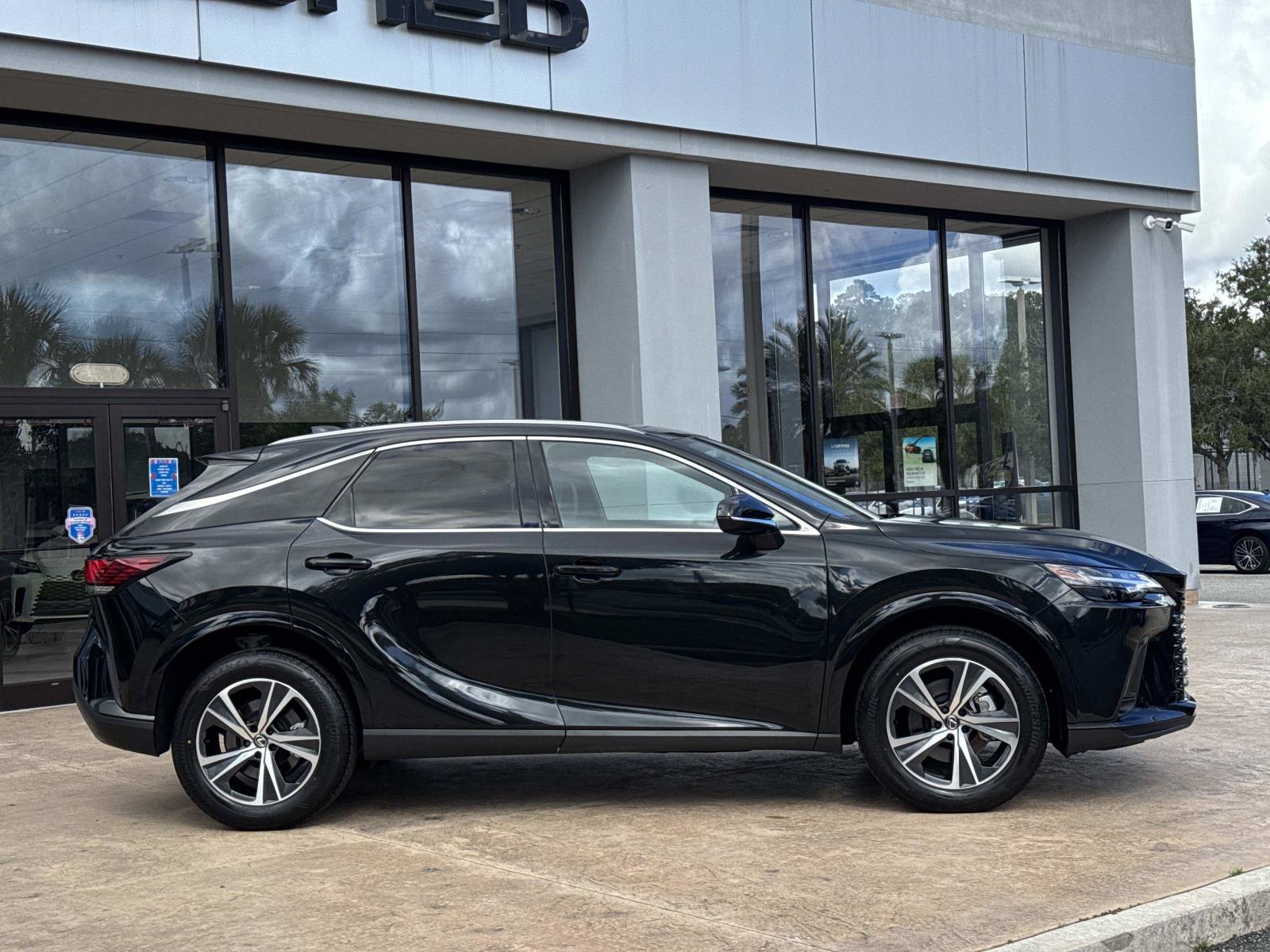 Used 2025 Lexus RX 350 Premium w/ Accessory Package (Z1) FWD image 2