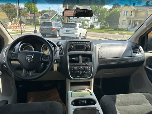 Used 2016 Dodge Grand Caravan SXT FWD image 13