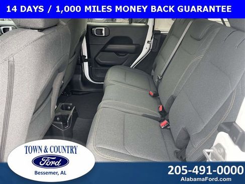 Used 2025 Jeep Wrangler Sahara image 13