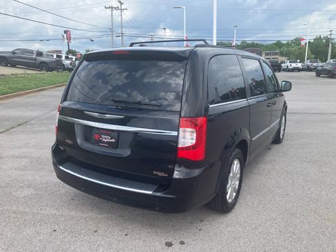 Used 2013 Chrysler Town & Country Touring FWD image 7