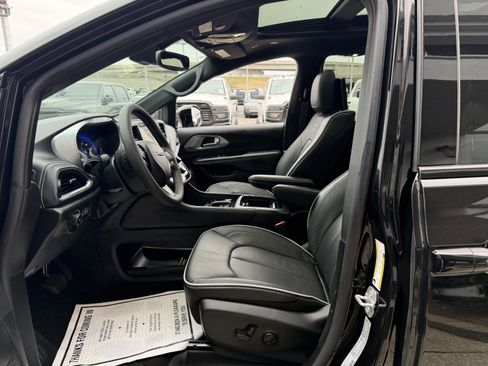 New 2026 Chrysler Pacifica Limited w/ Uconnect Theater Family Group image 32
