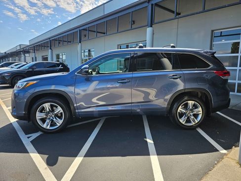Used 2018 Toyota Highlander Limited AWD/4WD image 2