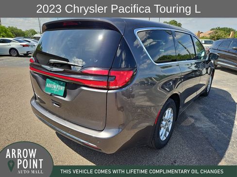 Used 2023 Chrysler Pacifica Touring-L FWD image 11