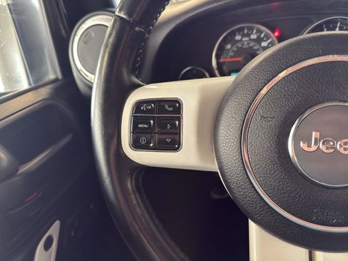 Used 2015 Jeep Wrangler Unlimited Sahara image 12