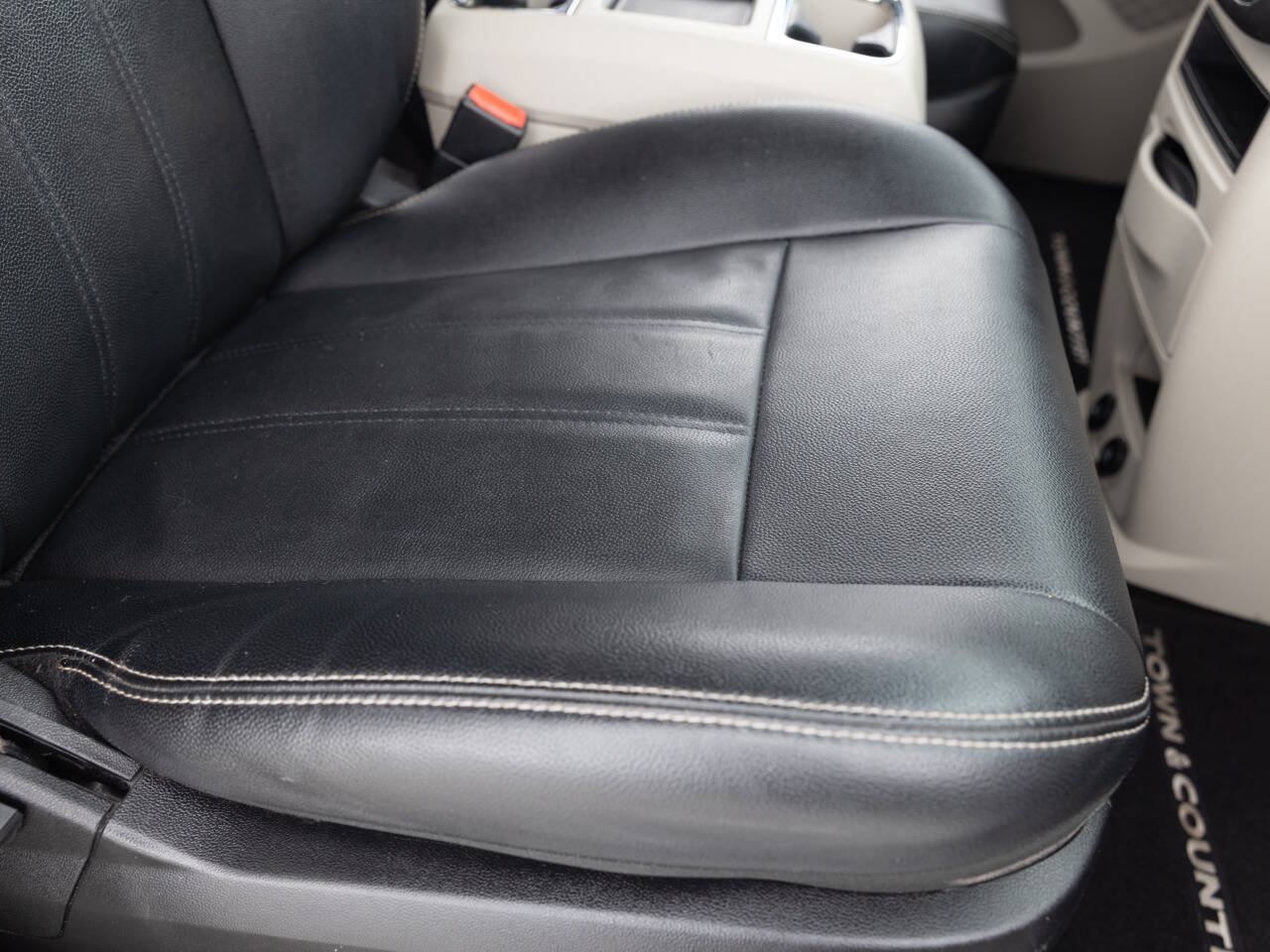Used 2016 Chrysler Town & Country Touring FWD image 25