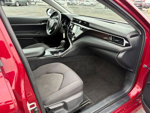 Used 2020 Toyota Camry LE image 10