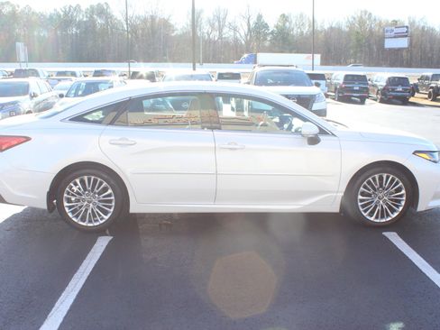 Used 2020 Toyota Avalon Limited image 5