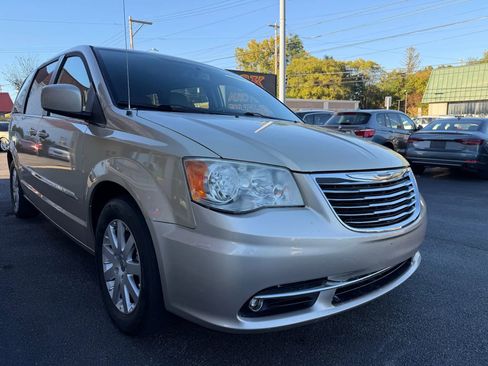 Used 2013 Chrysler Town & Country Touring image 7