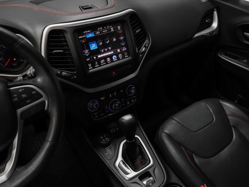 Used 2015 Jeep Cherokee Trailhawk w/ Comfort/Convenience Group AWD/4WD image 32