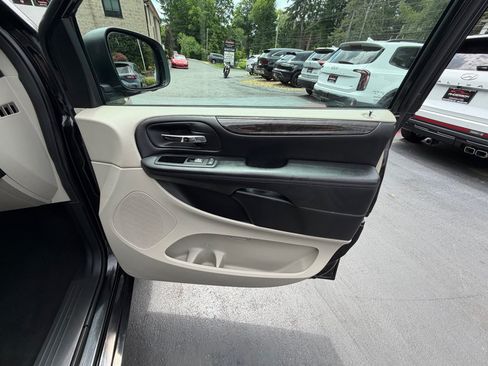 Used 2019 Dodge Grand Caravan SE FWD image 8