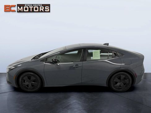 Used 2023 Toyota Prius LE FWD image 4