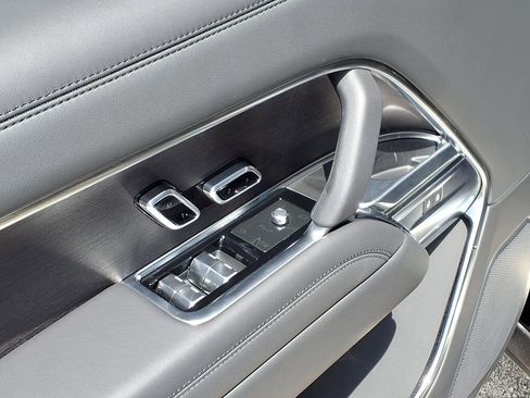 Certified 2025 Land Rover Range Rover SE AWD/4WD image 11