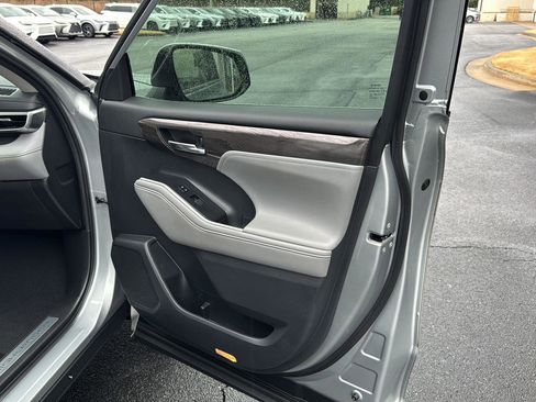 Used 2021 Toyota Highlander Limited image 12