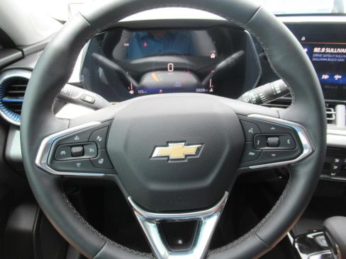 Used 2025 Chevrolet Trax LT w/ Sunroof Package FWD image 24