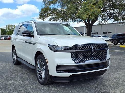 New 2026 Lincoln Navigator Premiere AWD/4WD image 4