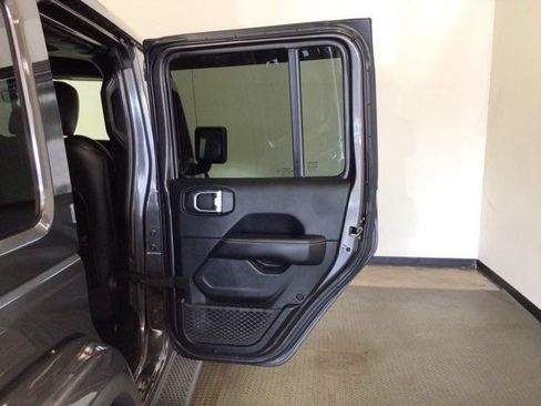 Used 2018 Jeep Wrangler Unlimited Sahara AWD/4WD image 9