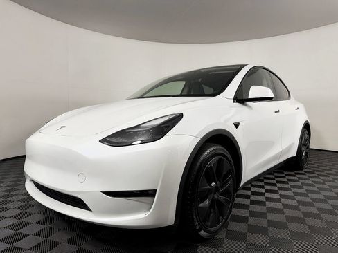 Used 2024 Tesla Model Y Long Range AWD/4WD image 2