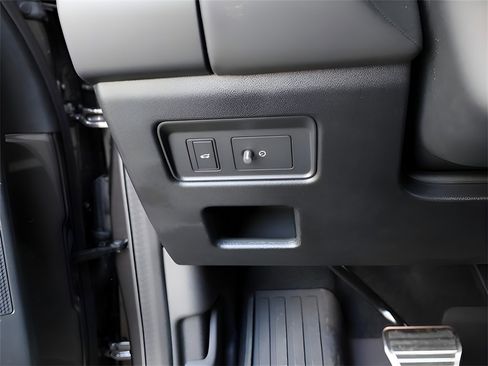 Used 2025 Land Rover Discovery Metropolitan Edition image 76