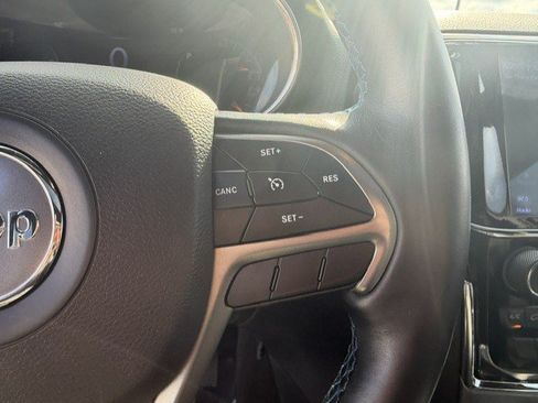 Used 2019 Jeep Grand Cherokee Laredo AWD/4WD image 17