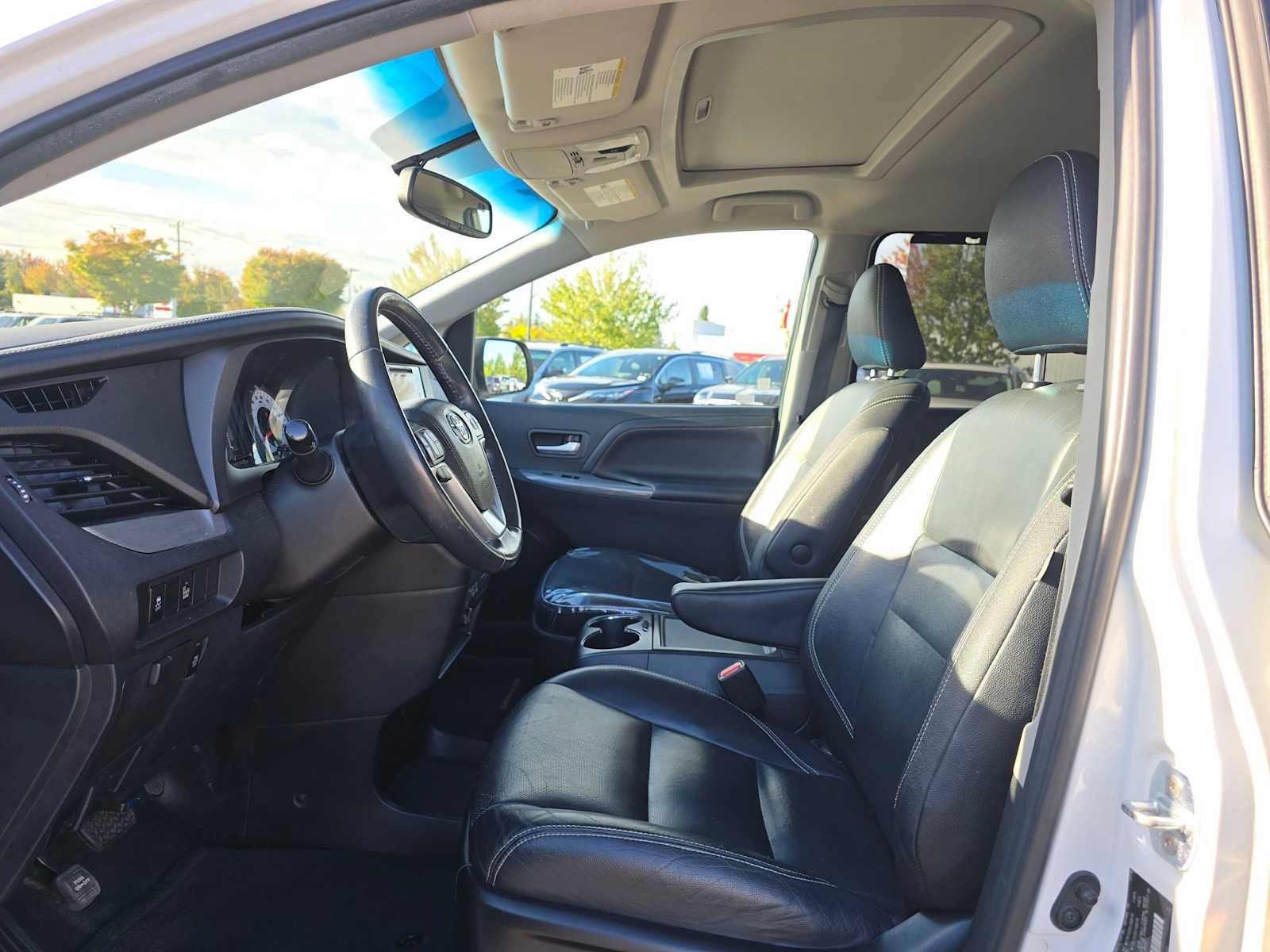 Used 2016 Toyota Sienna SE w/ SE Preferred Package FWD image 22