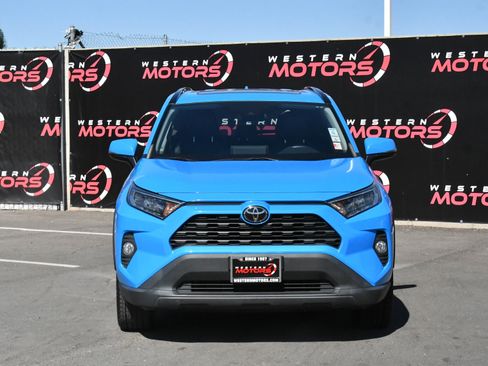 Used 2020 Toyota RAV4 XLE Premium FWD image 2