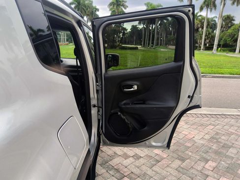 Used 2017 Jeep Renegade Altitude FWD image 33