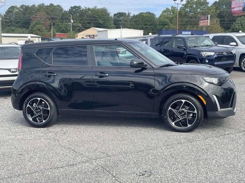 Used 2023 Kia Soul EX image 2