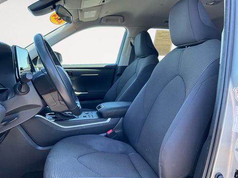 Used 2024 Toyota Highlander LE AWD/4WD image 9