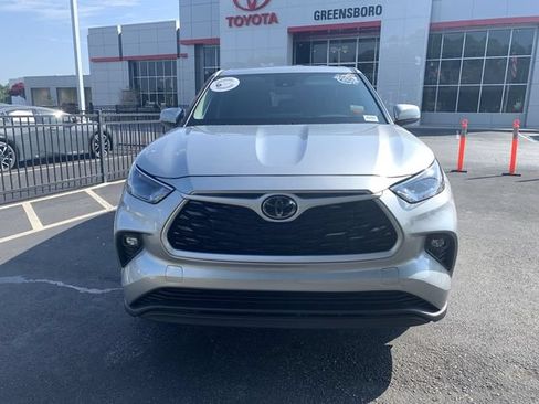 Used 2025 Toyota Highlander LE FWD image 3