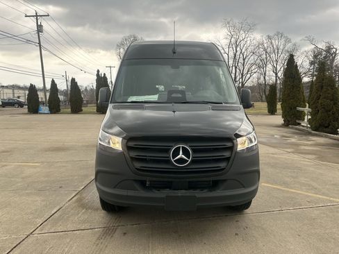 Used 2025 Mercedes-Benz Sprinter 2500 image 3