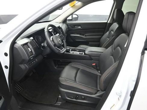 Used 2025 Nissan Pathfinder SL AWD/4WD image 9