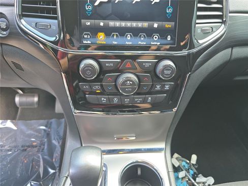 Used 2021 Jeep Grand Cherokee Laredo RWD image 28
