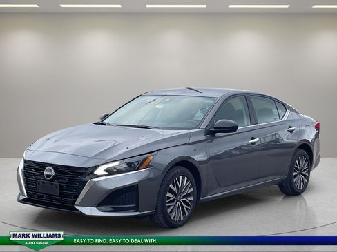 Used 2025 Nissan Altima 2.5 SV AWD/4WD image 2