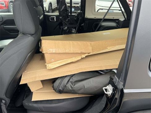 Used 2022 Jeep Wrangler Unlimited Rubicon w/ Xtreme Recon 35" Tire Package image 11