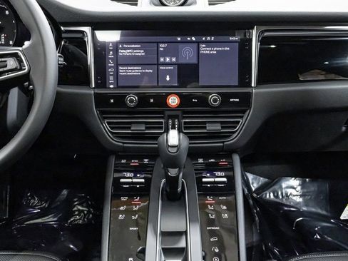 Certified 2025 Porsche Macan image 17