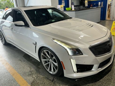 Used 2018 Cadillac CTS V w/ Luxury Package RWD image 5
