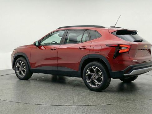 Used 2025 Chevrolet Trax LT FWD image 6