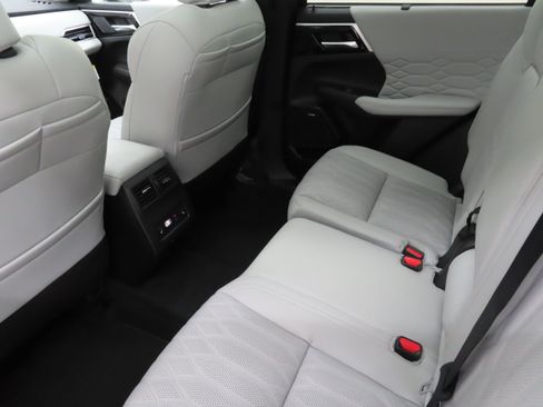 New 2026 Mitsubishi Outlander SEL FWD image 22
