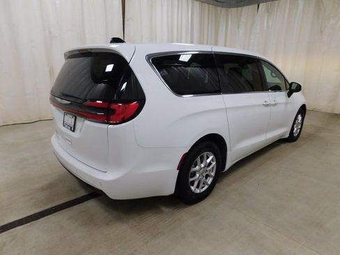 Used 2023 Chrysler Pacifica Touring-L image 17